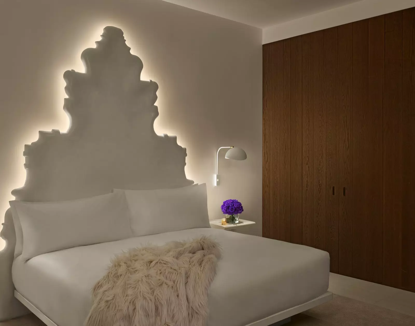 Headboards terinspirasi oleh Pedro de Ribera di The Madrid Edition