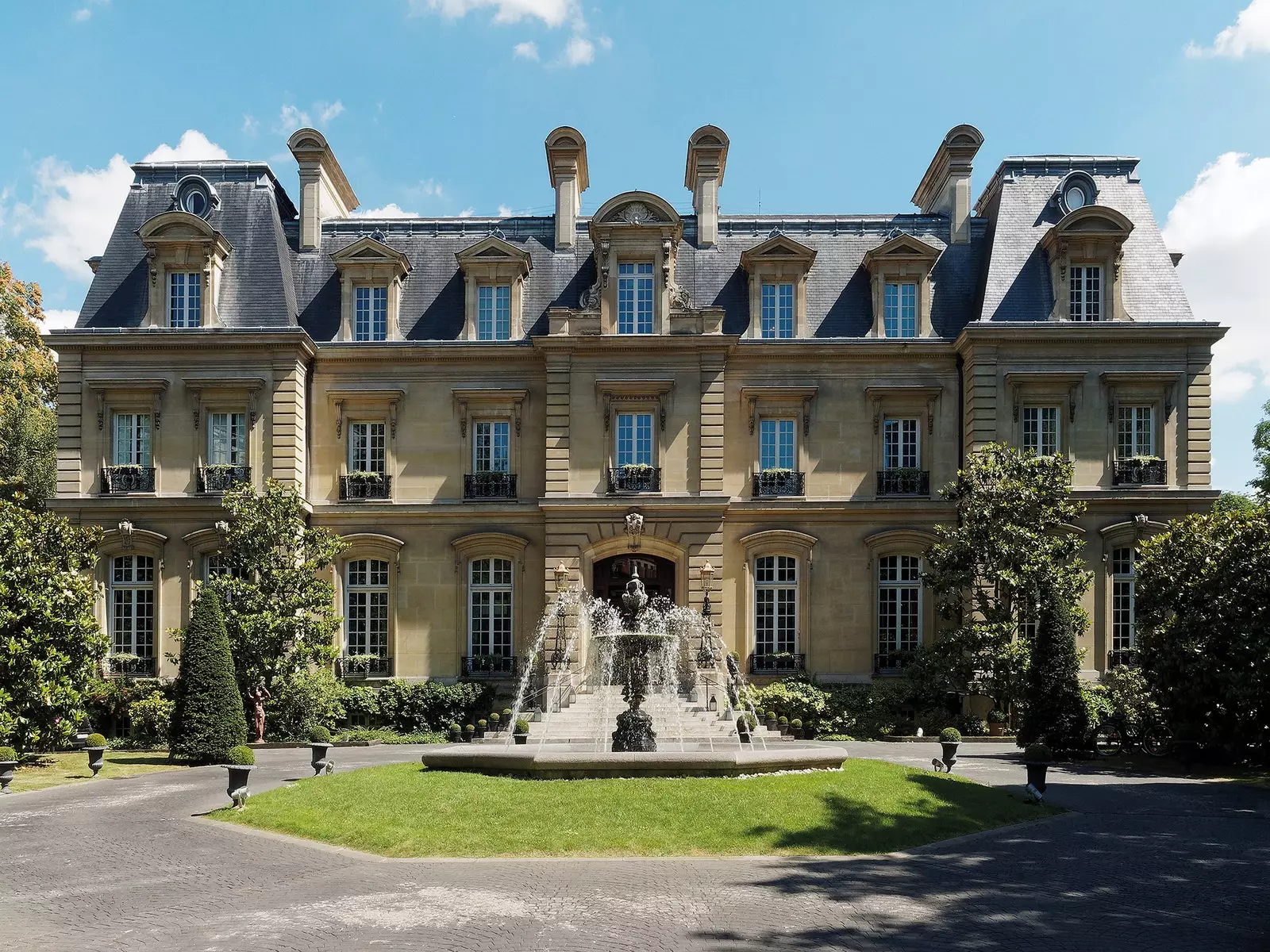 Facade af hotel Saint James Paris