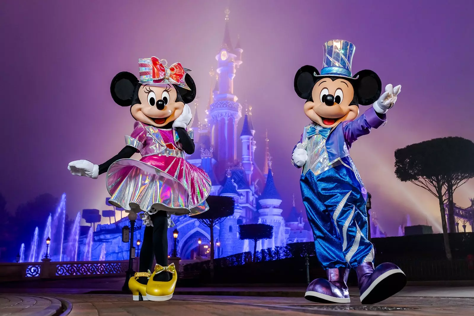 Mickey og Minnie Mouse fagna 30 ára afmæli Disneylands fyrir framan upplýsta kastalann.