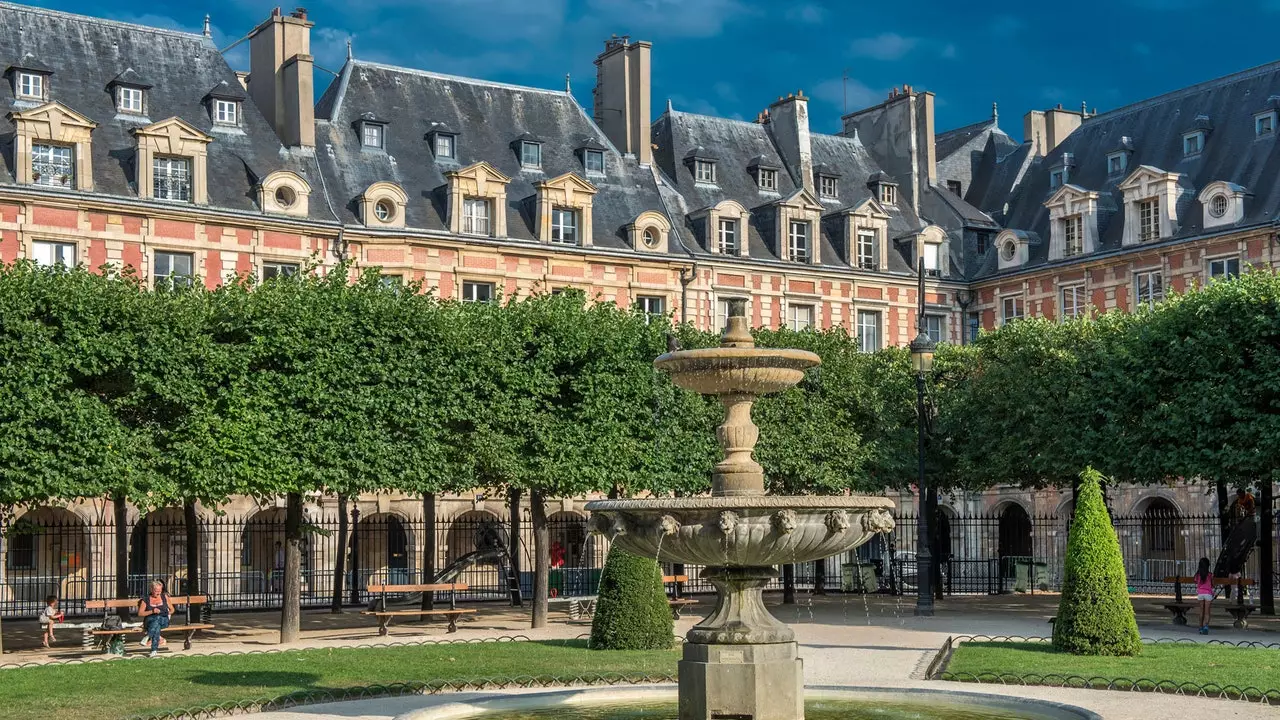 En promenad genom de vackraste torgen i Paris