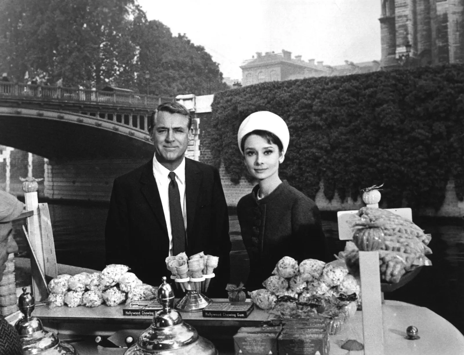 Cary Grant og Audrey Hepburn på Bateau Mouche under optagelserne til 'Charada'