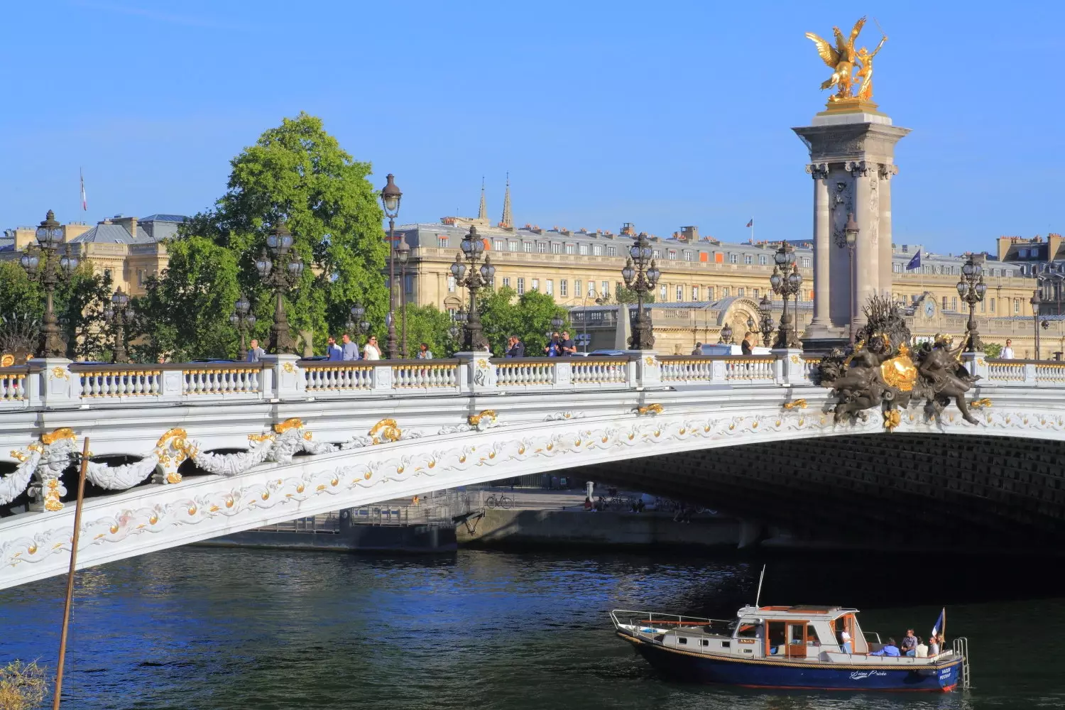 Seine Prive eller privat båd, der sejler rundt i Paris