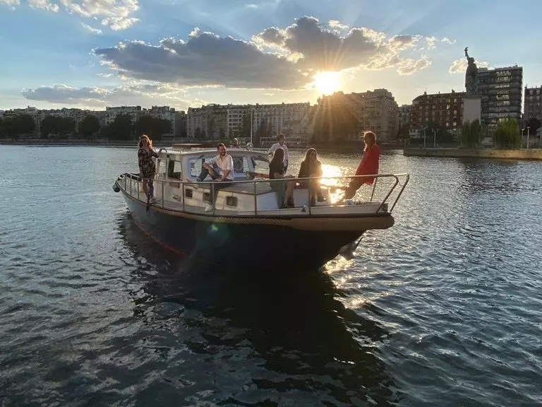 Seine Prive of privéboot die rond Parijs vaart