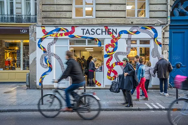 Når du går gennem Le Marais, vil du finde 'popup-butikker' som denne fra Taschen