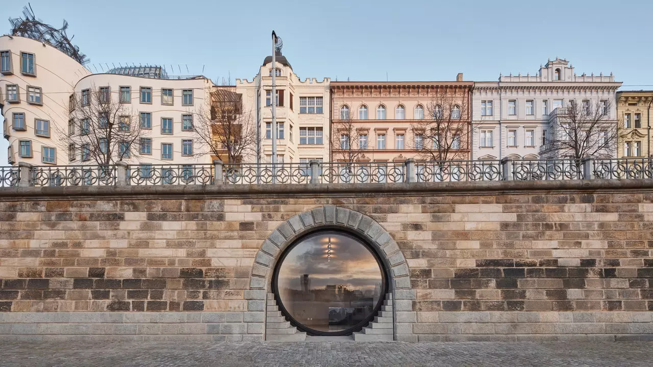 W tych podziemiach mieszczą się kawiarnie i warsztaty nad praską rzeką