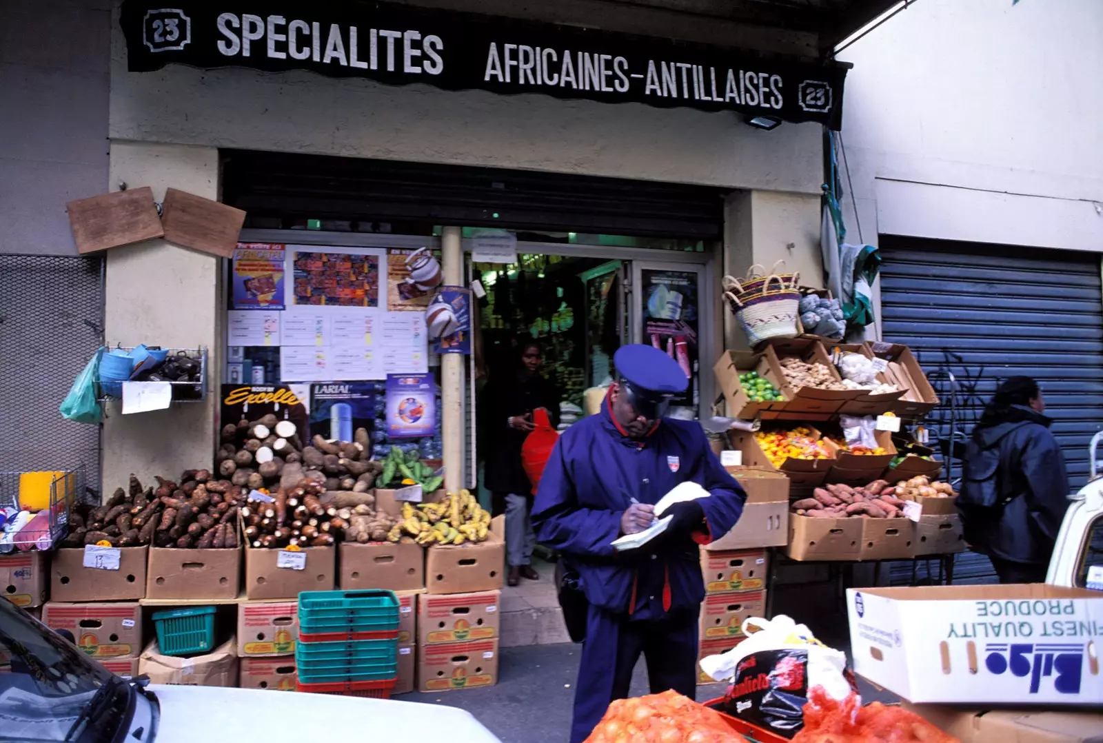 Paris'in Goutte d'Or bölgesinde Rue Dejean'da Afrika pazarı