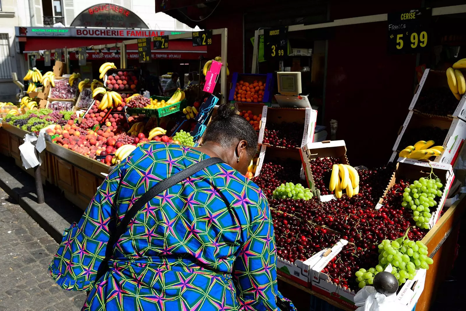 Parisin Barbes rayonundakı Dejean küçəsindəki Afrika bazarı