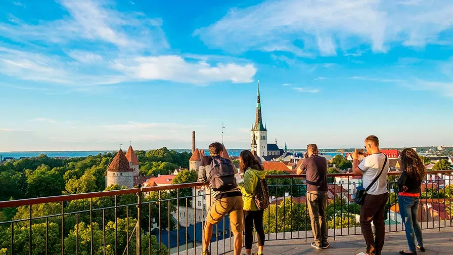 24 timer i Tallinn gjennom anekdoter og legender