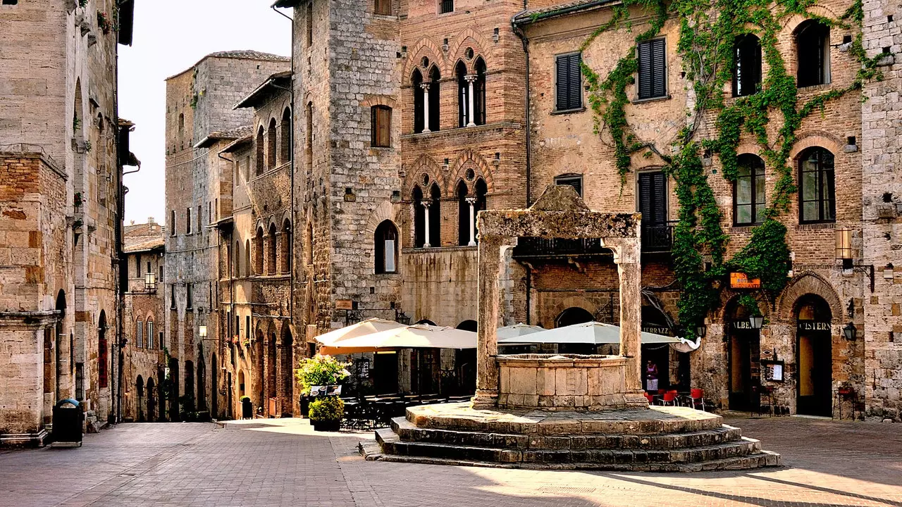 San Gimignano- Tuscany ၏ဗဟိုရှိမျှော်စင်များနှင့်စပျစ်ခြံများ