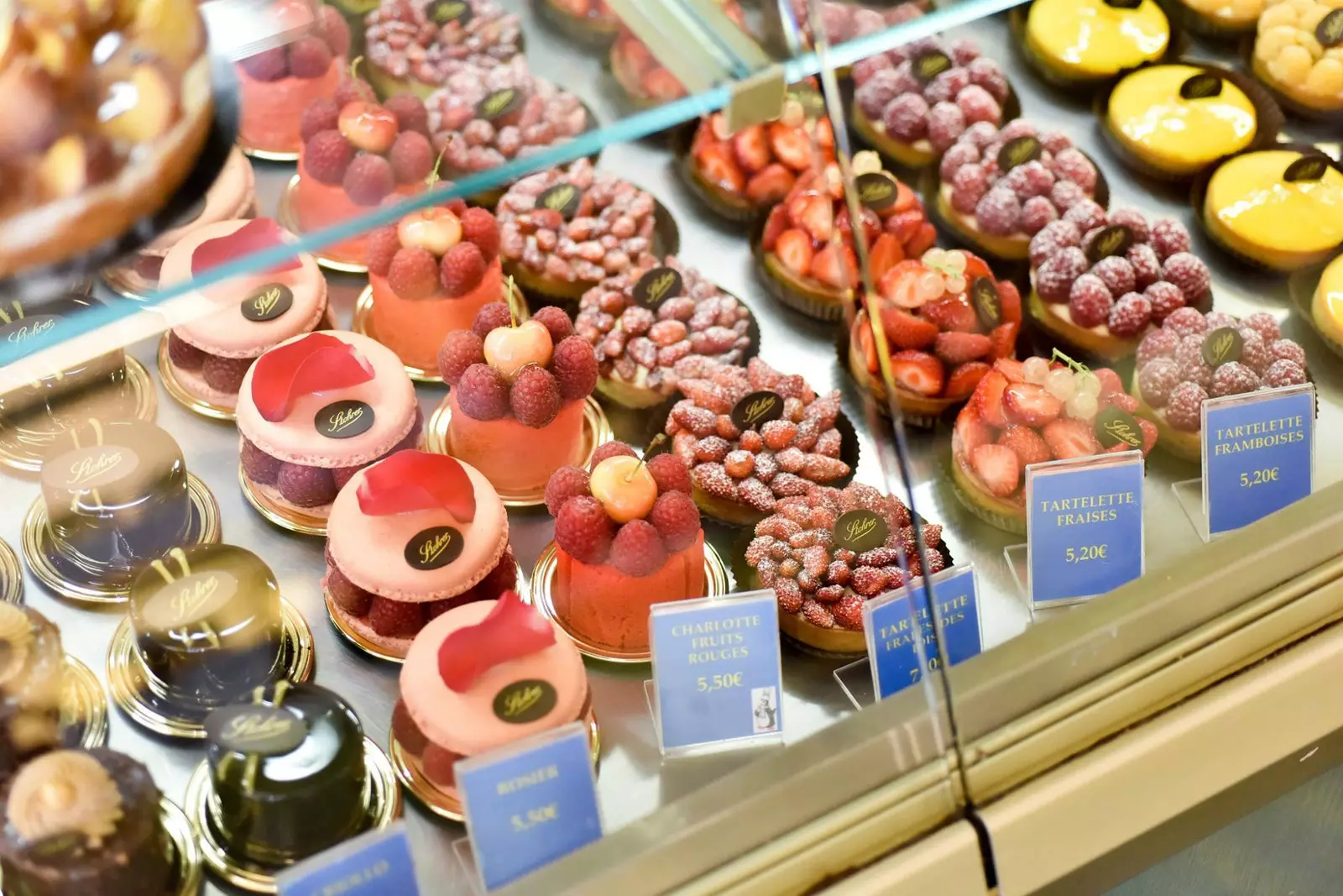 De délicieuses créations chez Stohrer, la plus ancienne pâtisserie de Paris.