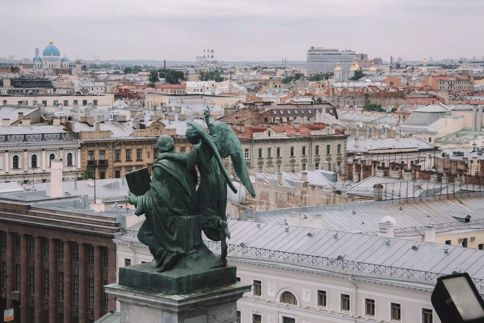 L'apôtre Matthieu sur le toit de la cathédrale Saint-Isaac à Saint-Pétersbourg