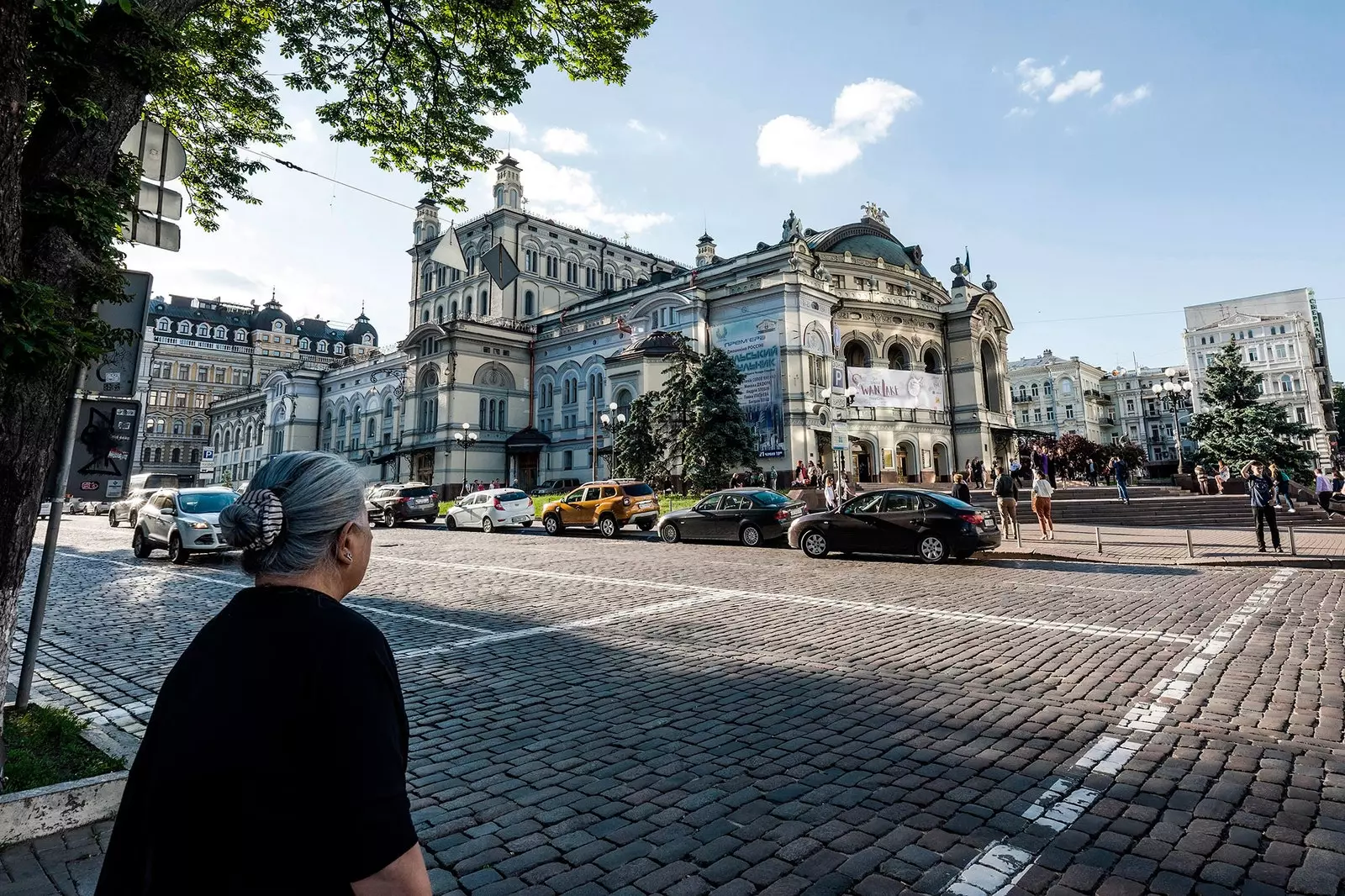 Sieviete apcer Operas ēku