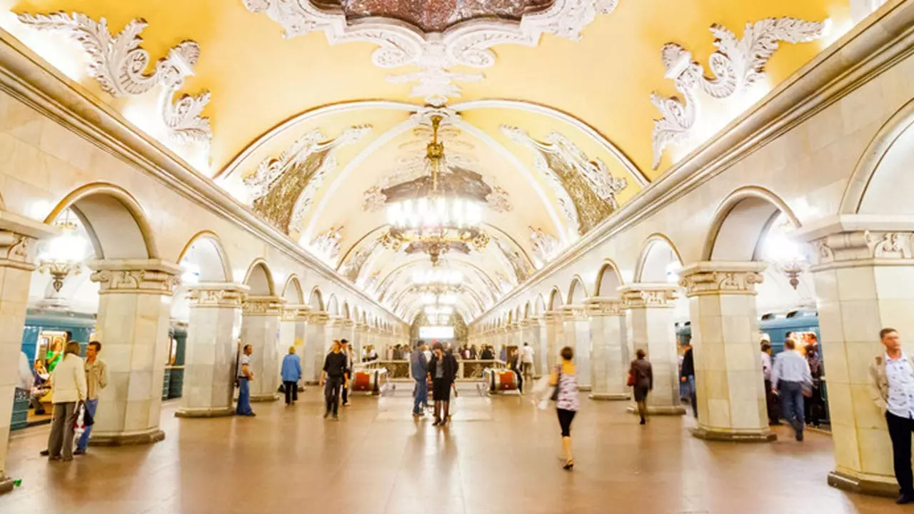 Tur virtual metro Moskow yang mempesona