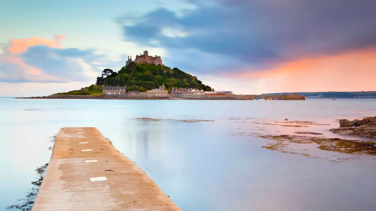 Mont Saint-Michel v Cornwallu