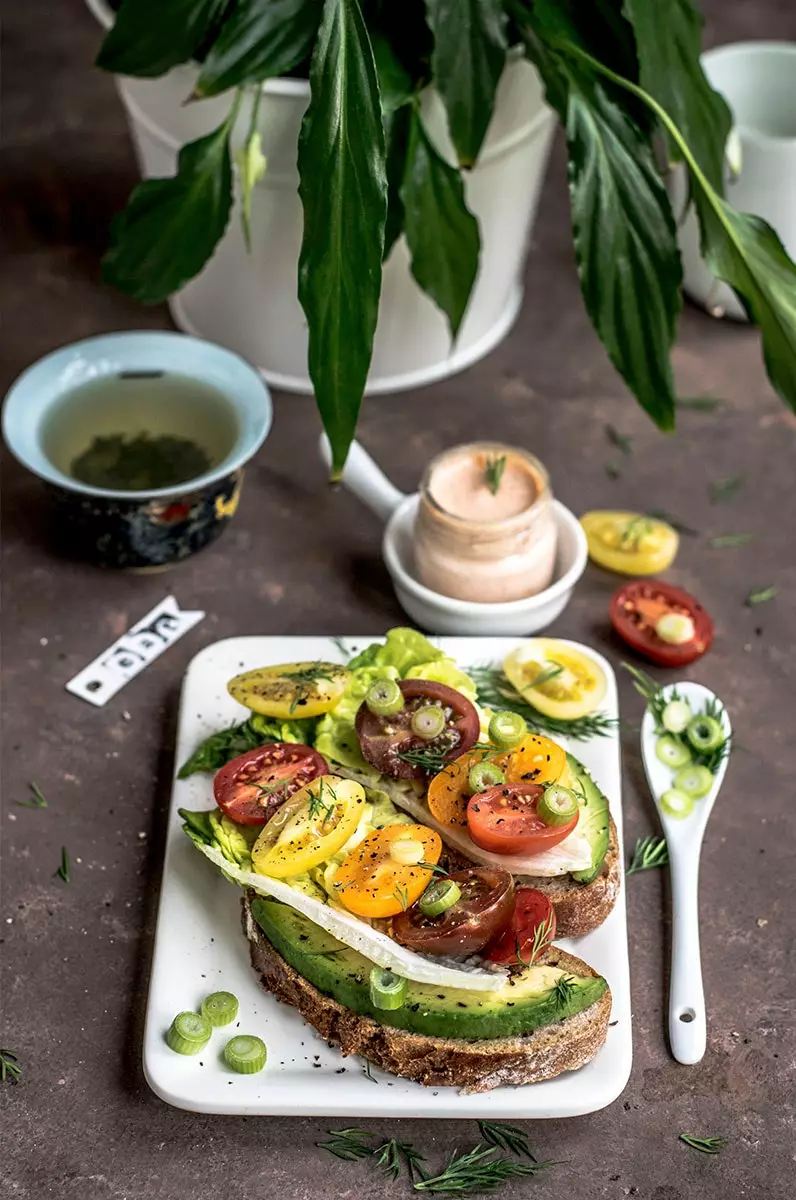 toastový avokádový brunch raňajky