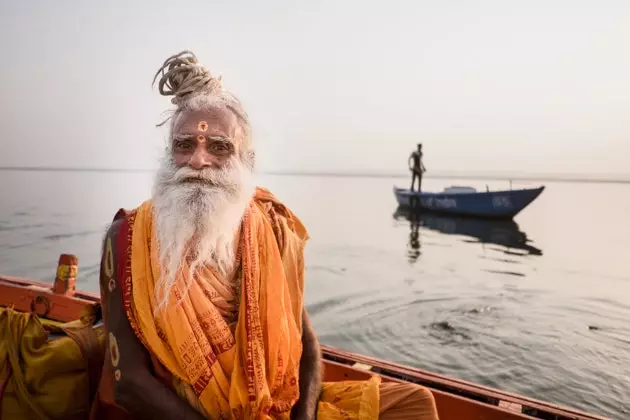 Portret van een meester-yogi in Varanasi