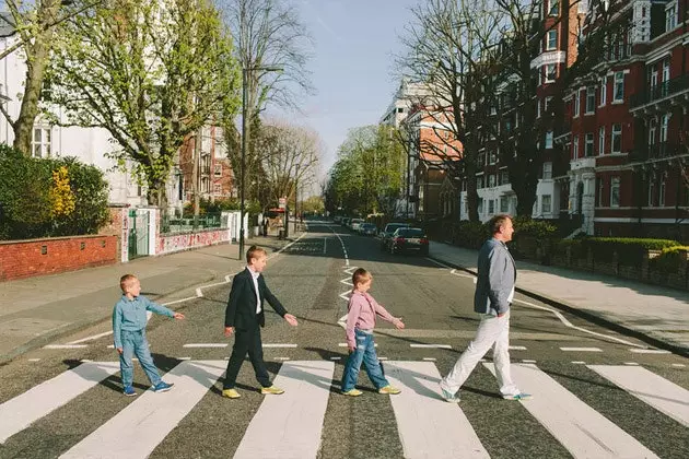 Prêt à prendre une photo de famille, que ce soit comme ça