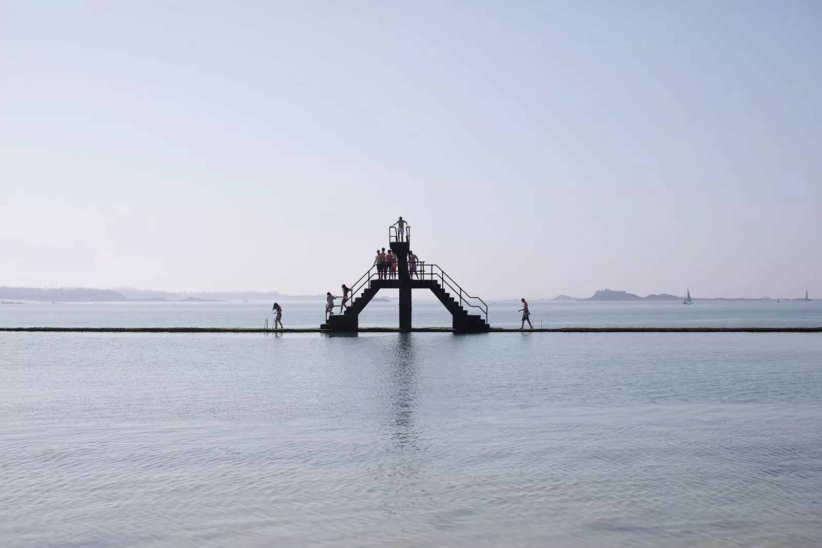 Kolam semula jadi pantai Saint-Malo ketika air surut