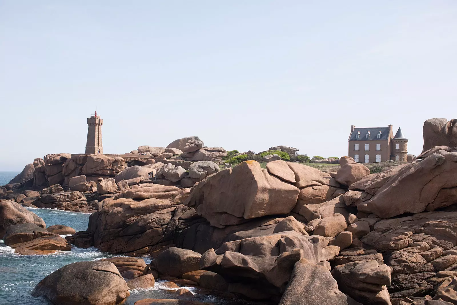 Panormica de la costa de granit rosa amb el far de Ploumanac'h al fons