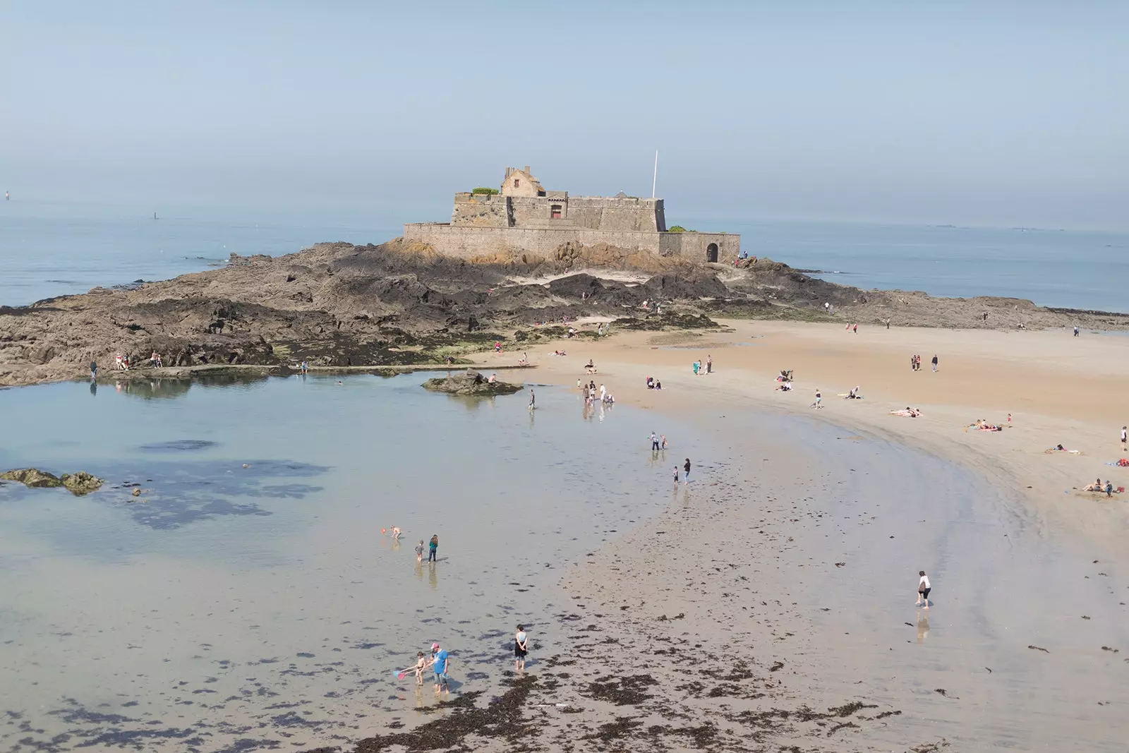 Plaża przy murach obronnych Saint Malo