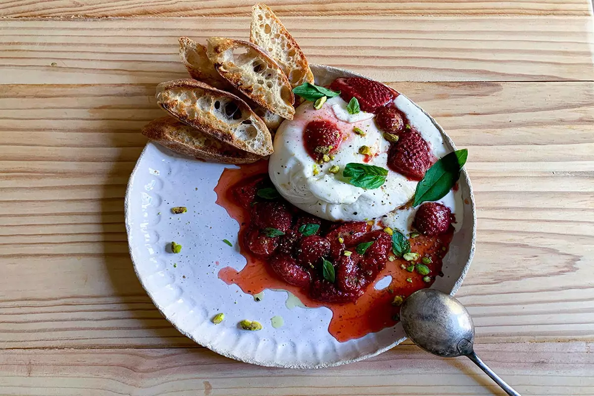 Εποχιακές ψητές φράουλες με Burrata και Βαλσάμικο