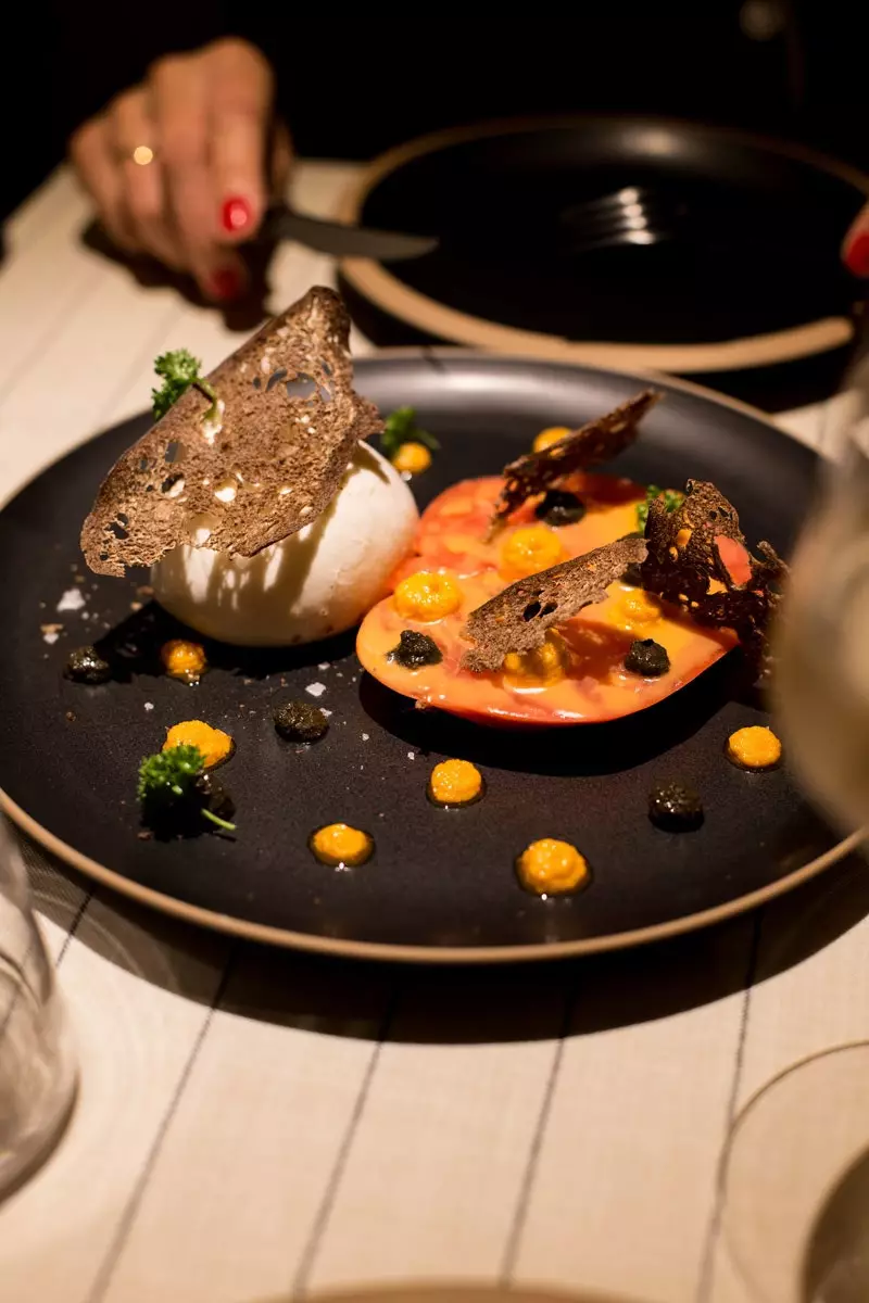 Ocre restaurantschotel een seizoenstomaat met Mallorcaanse melkburrata en romescosaus