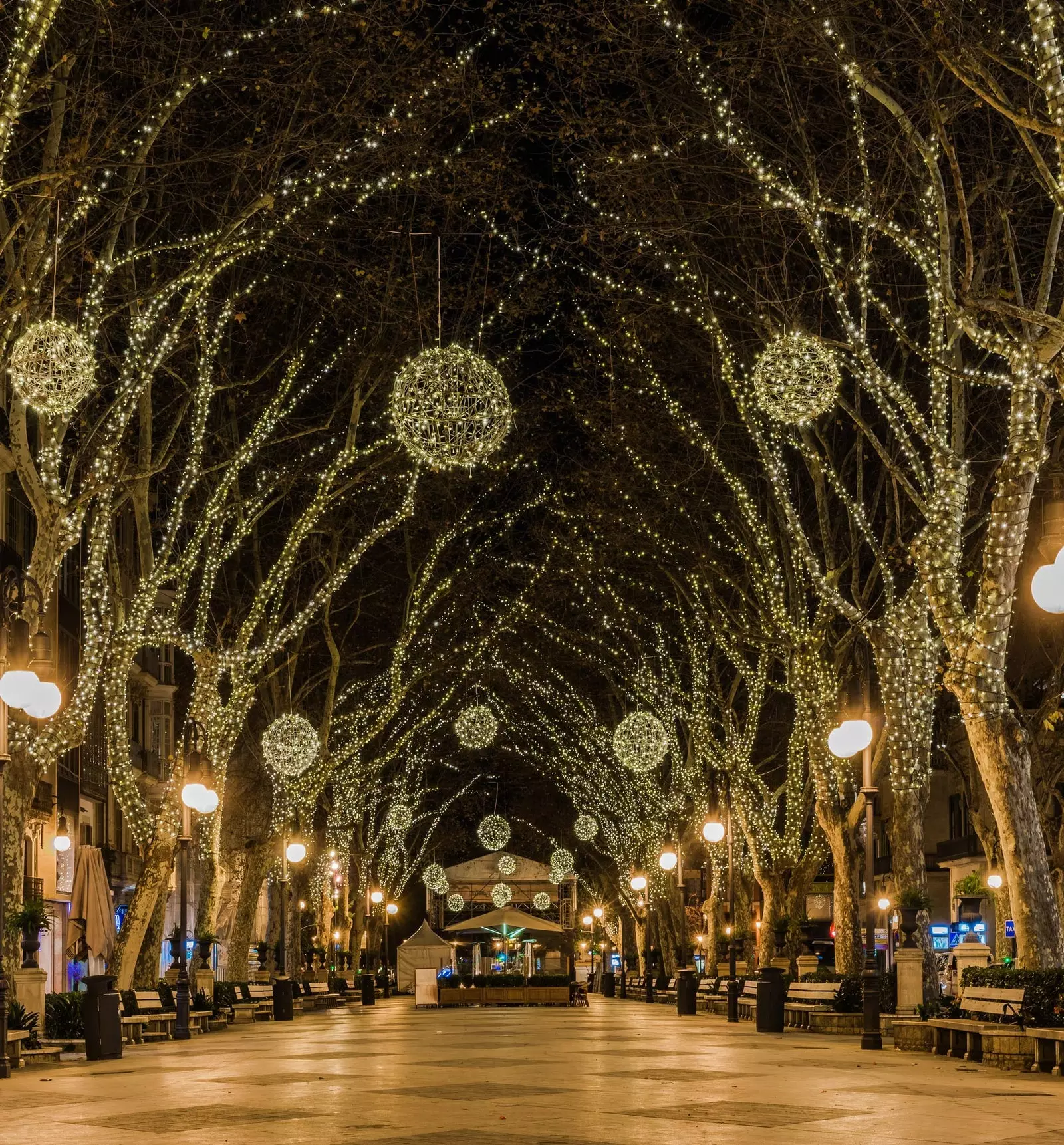 Vianočne osvetlená ulica Palma de Mallorca