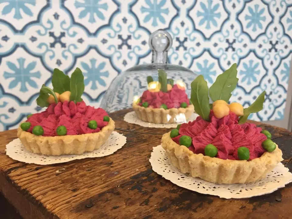 Bánh tartlet hummus củ cải đường