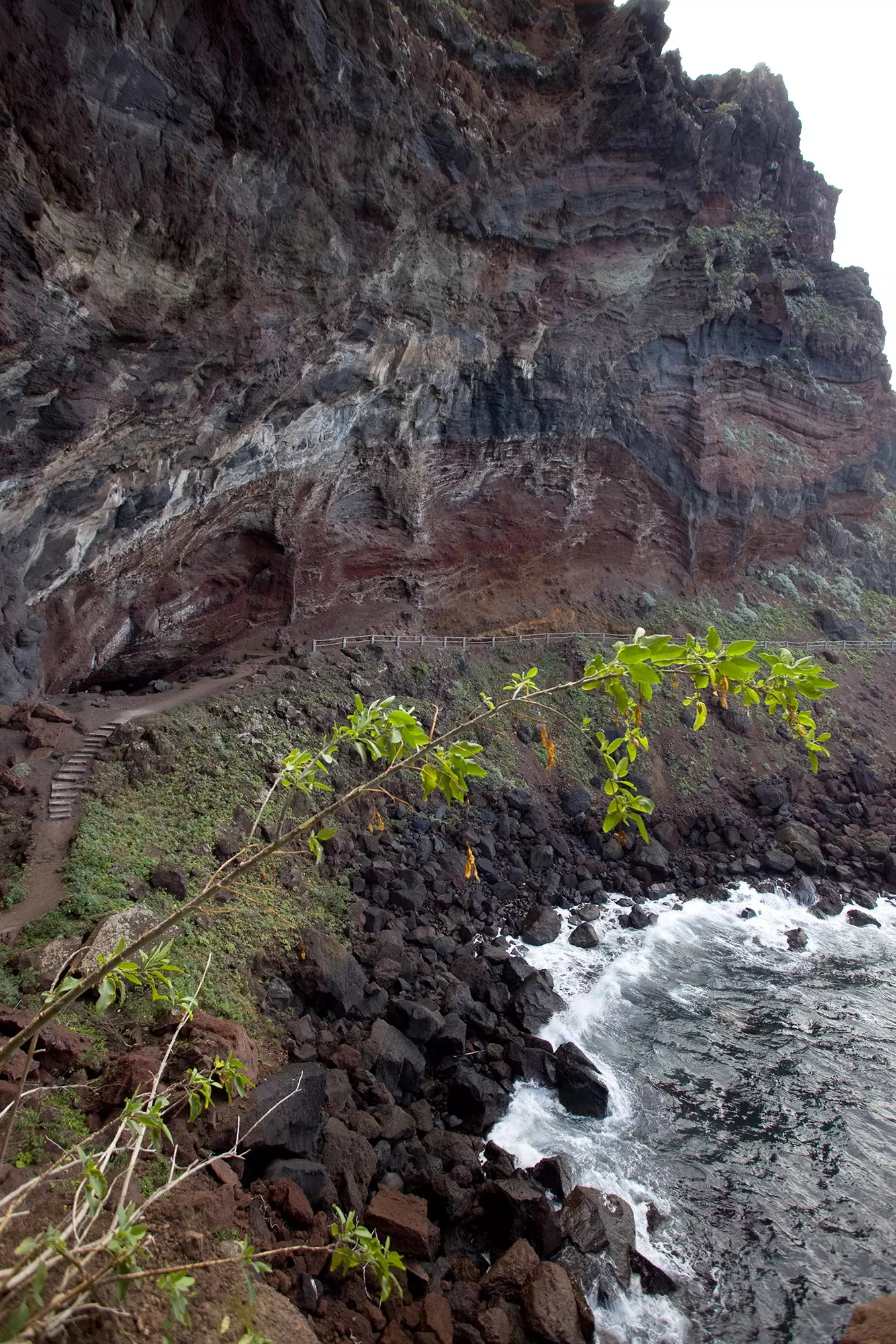 Un percorso degno di Game of Thrones per raggiungere la spiaggia di Nogales