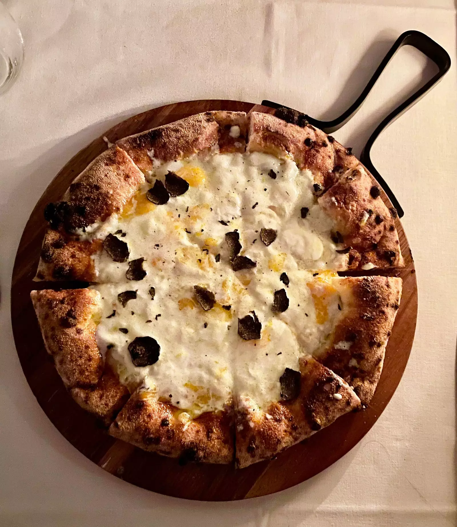 Pizza Totó dibuat dengan truffle burrata mozzarella dan telur rebus suhu rendah.