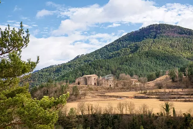 Biara Romanesque Santa Maria de Lillet di La Pobla de Lillet