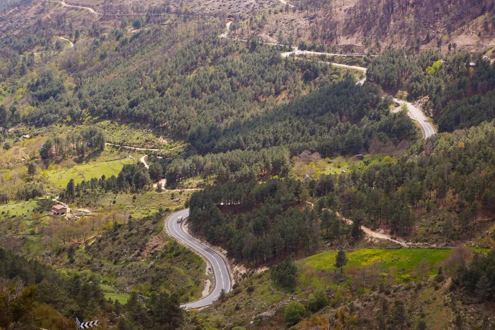 Шосе N502 поблизу Mombeltrn Sierra de Gredos Ávila.