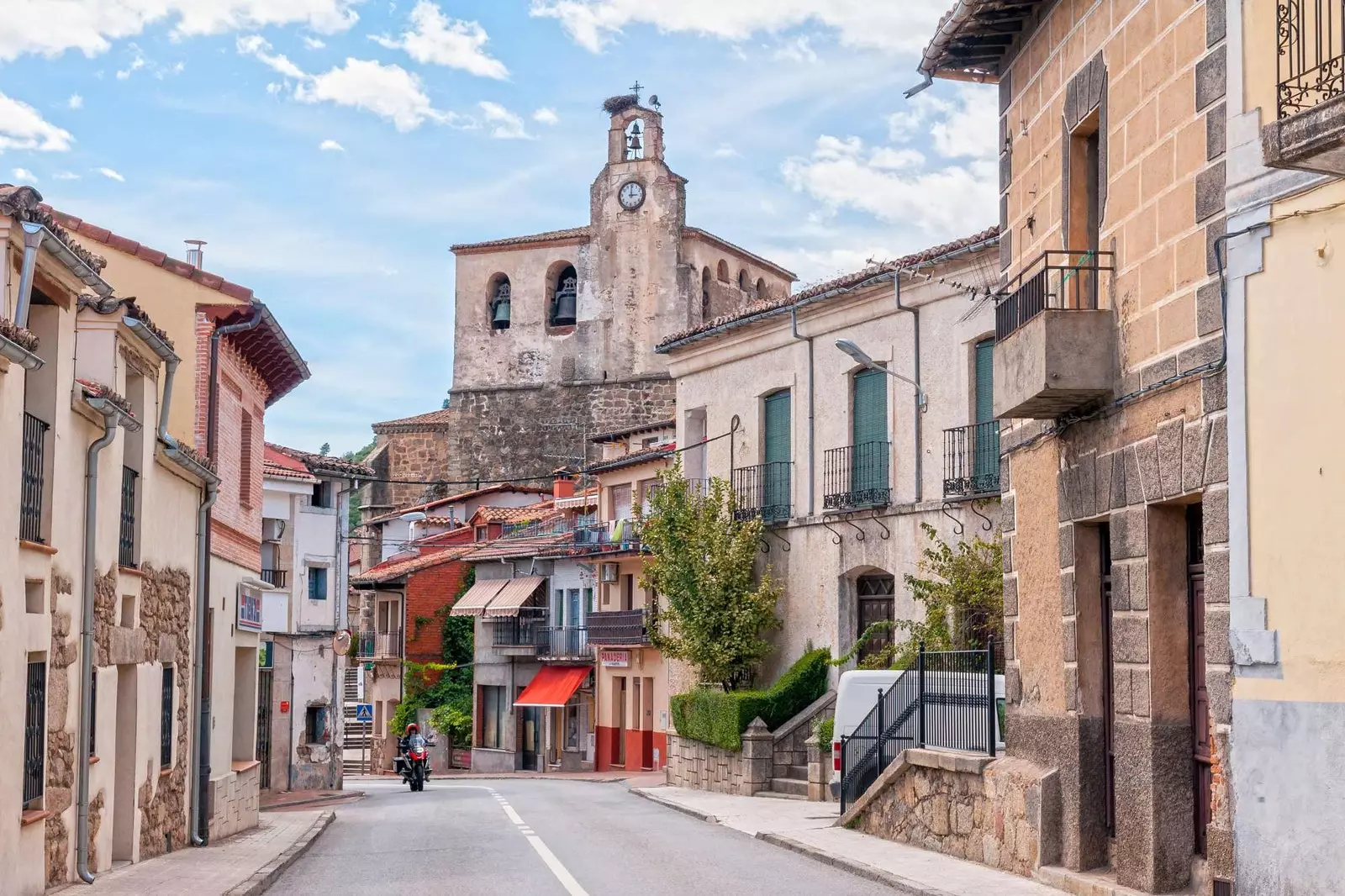 Mombeltrn Gredos Ávila의 배경에 있는 San Juan Bautista 교회.