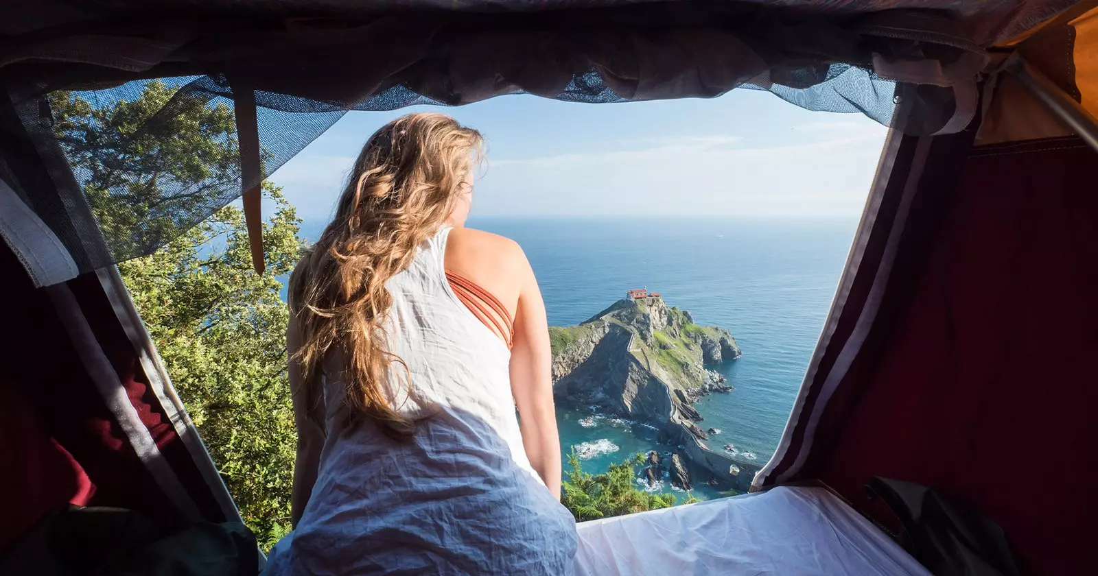 San Juan de Gaztelugatxe 近くのバンの女性