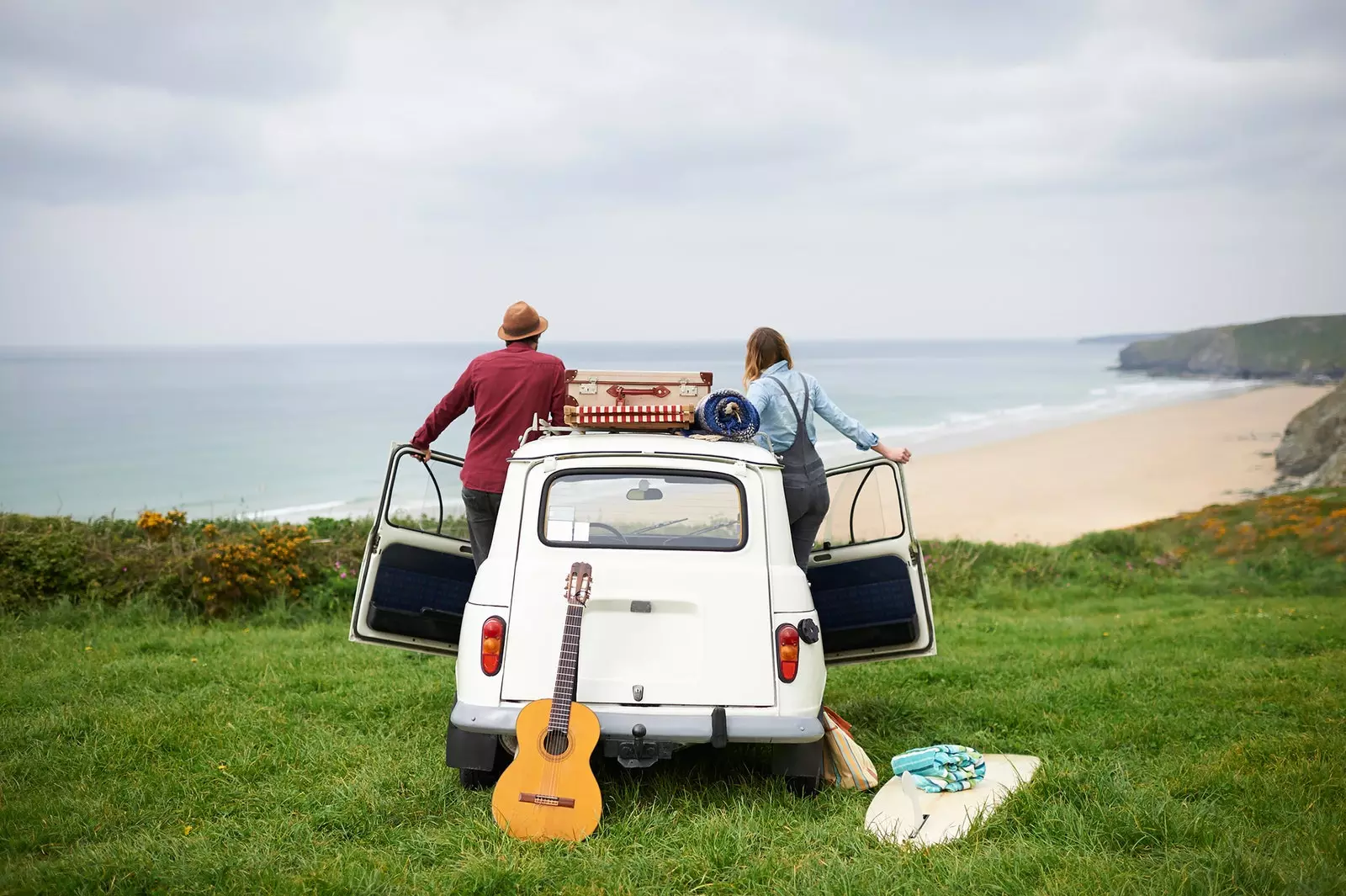 Casal no carro em frente ao mar