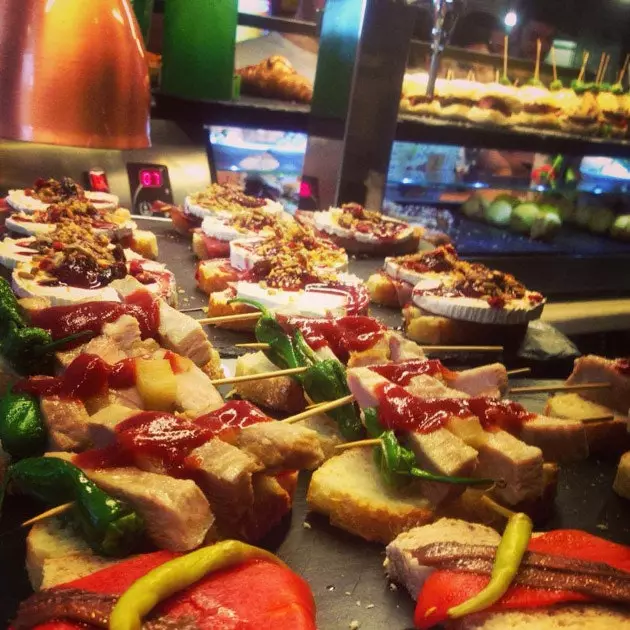 Variedade de pinchos em La Laurel