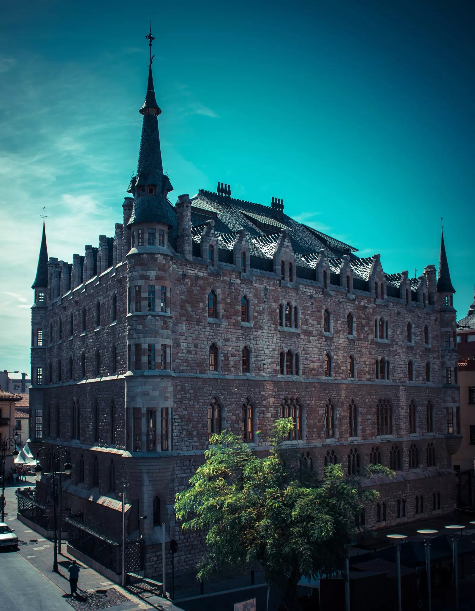 The roof of Casa Botines is covered with scale-shaped tiles and appears to have the backbone of a dragon.