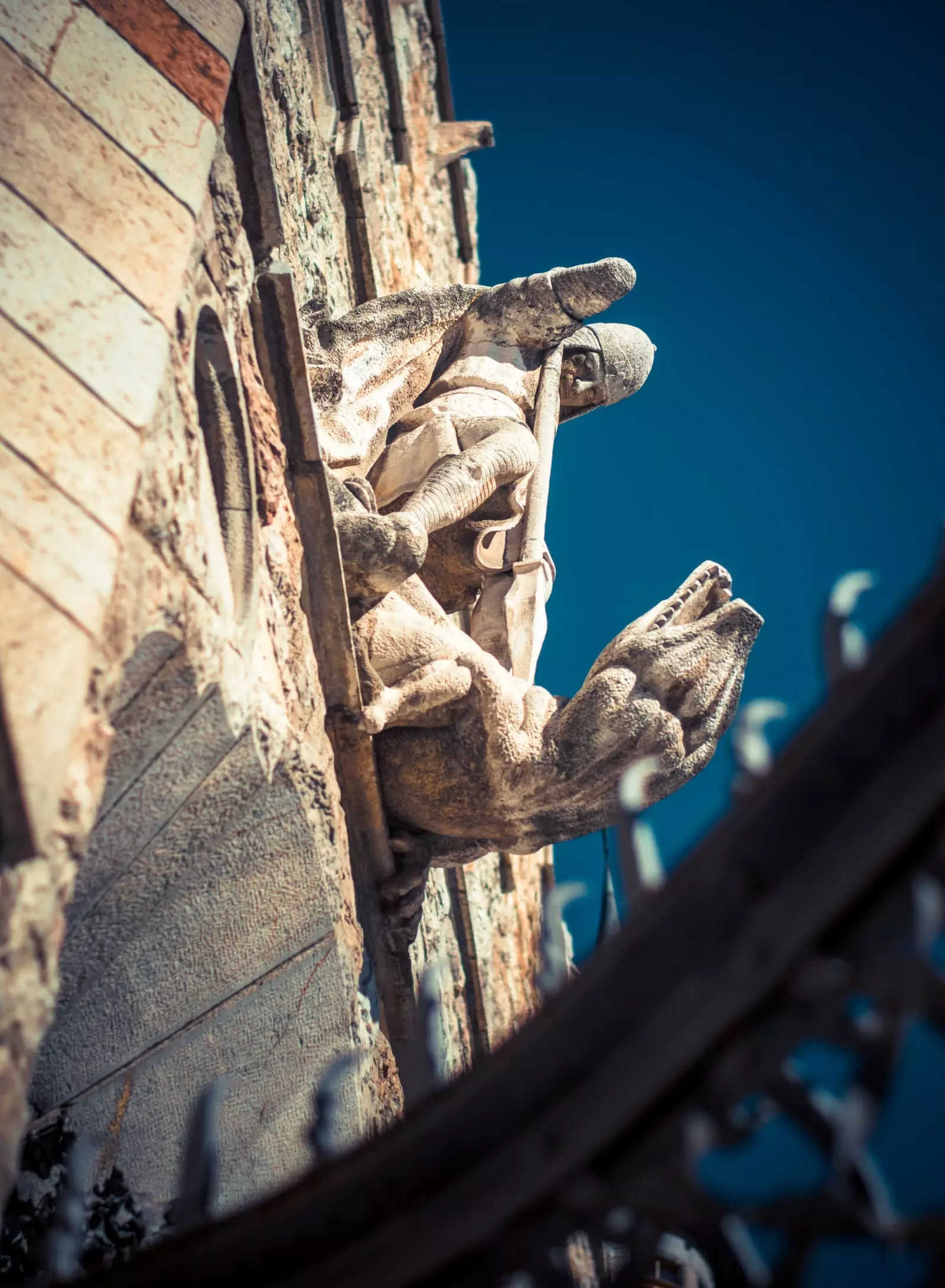 סטאַטוע פון Sant Jordi אין די Casa Botines de León.