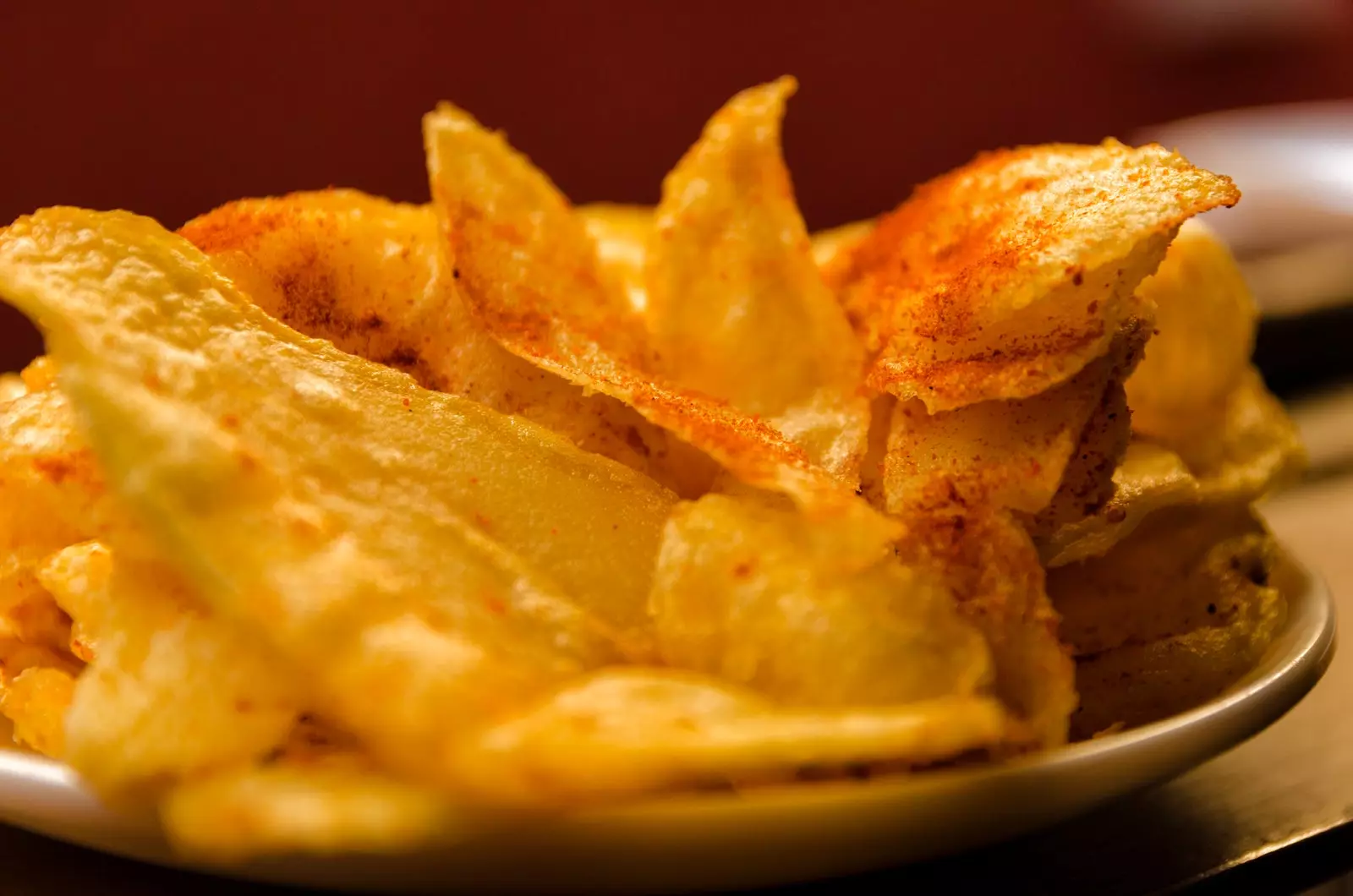 Les pommes de terre d'El Crush sont une institution dans le quartier de Húmedo. Tranches de frites saupoudrées d'ail et...