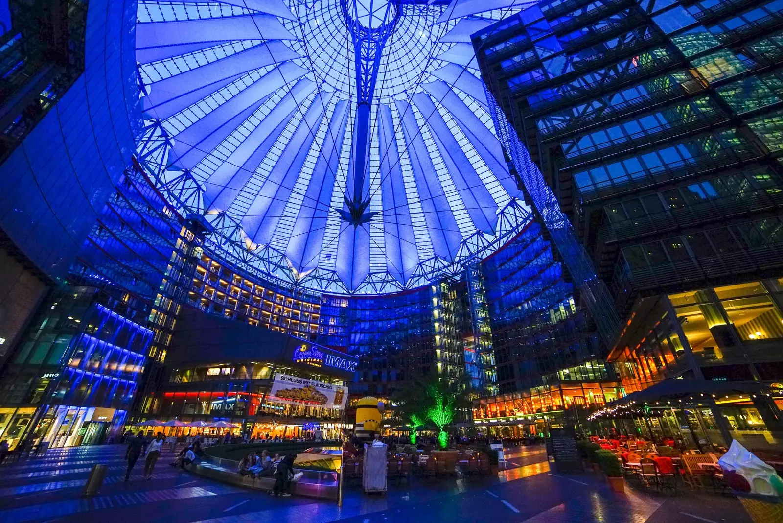 À l'intérieur du Sony Center.