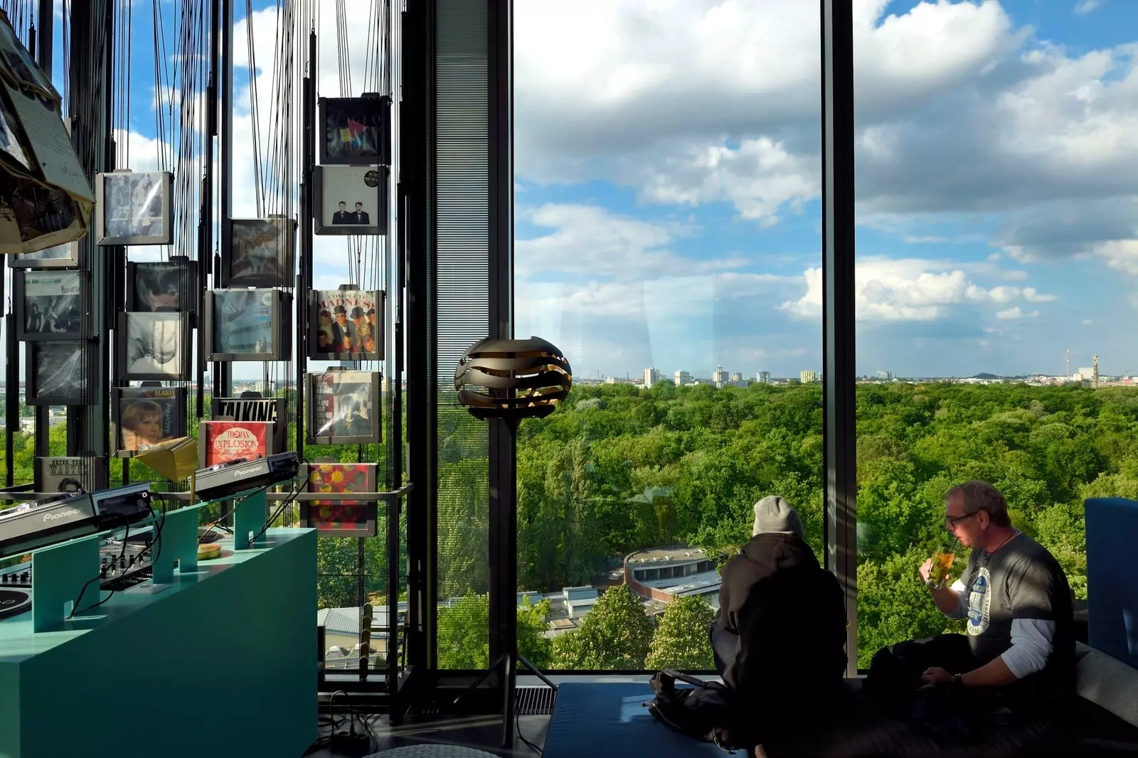 Utsikt over Tiergarten fra restauranten Neni Berlin.