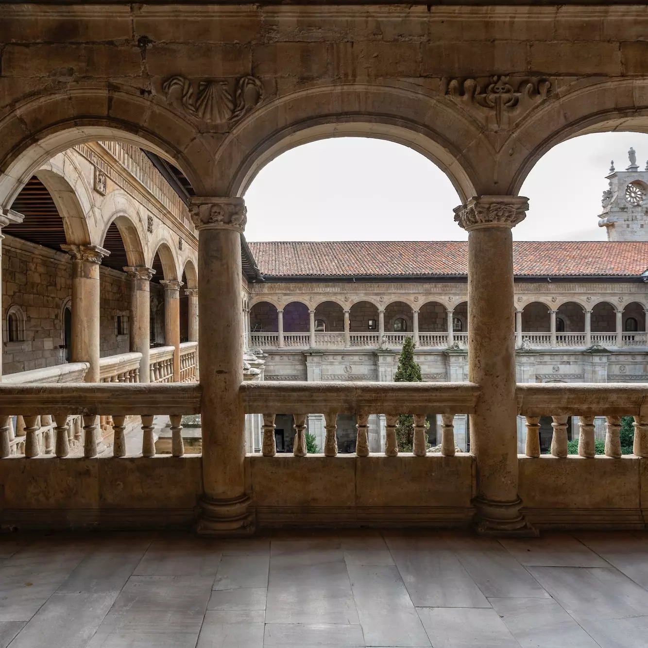 Arcadas do claustro do Parador de León