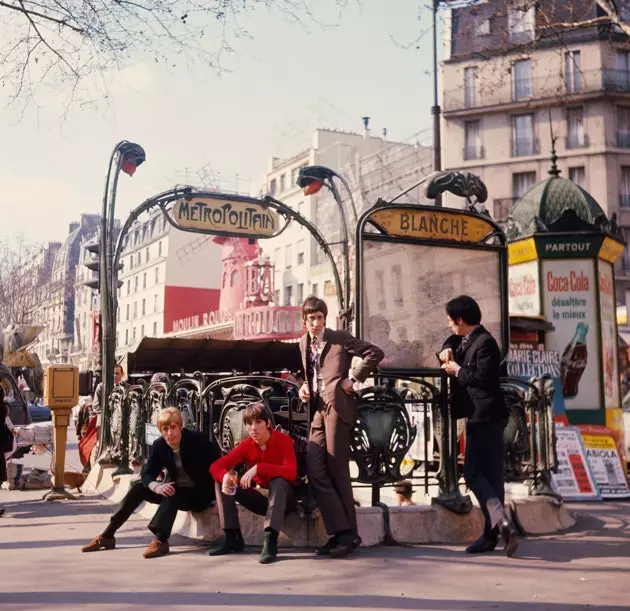 Déi britesch Band The Who poséiert 1966 an enger Paräisser Metro Gare.