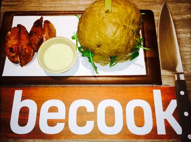 Burger Wagyu cheddar truffé oignon et roquette chez Becook.