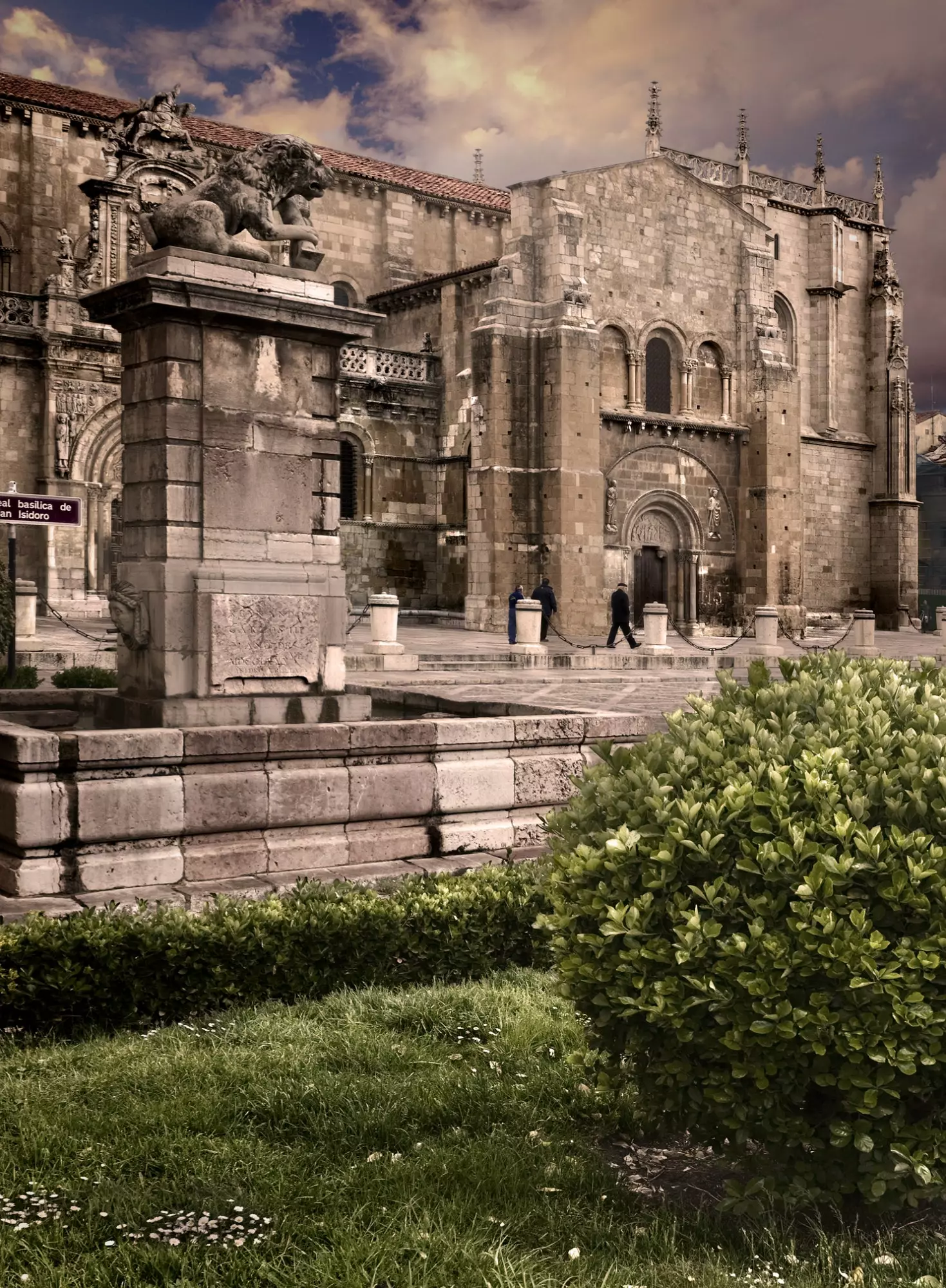 What mystery is hidden in the Royal Collegiate Church of San Isidoro de León