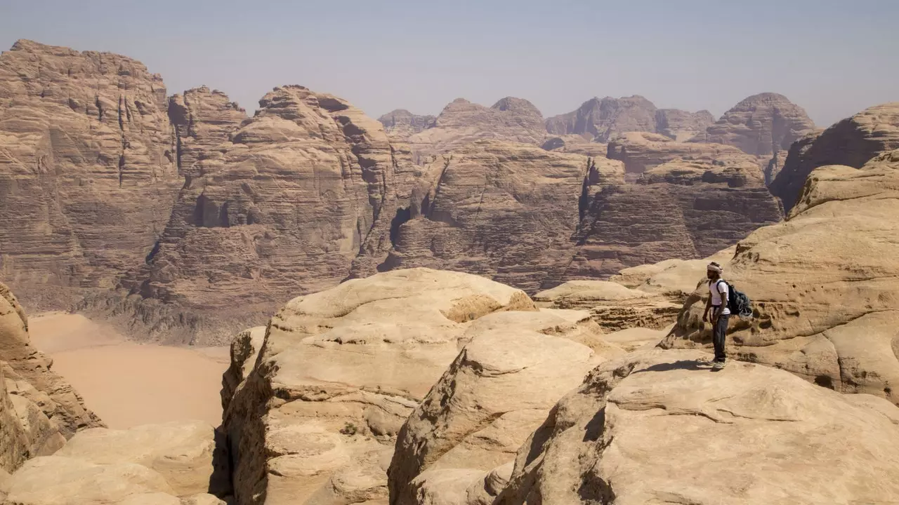 Jordan Trail: 90.6 ciliméadar ag nascadh Petra le fásach Wadi Rum