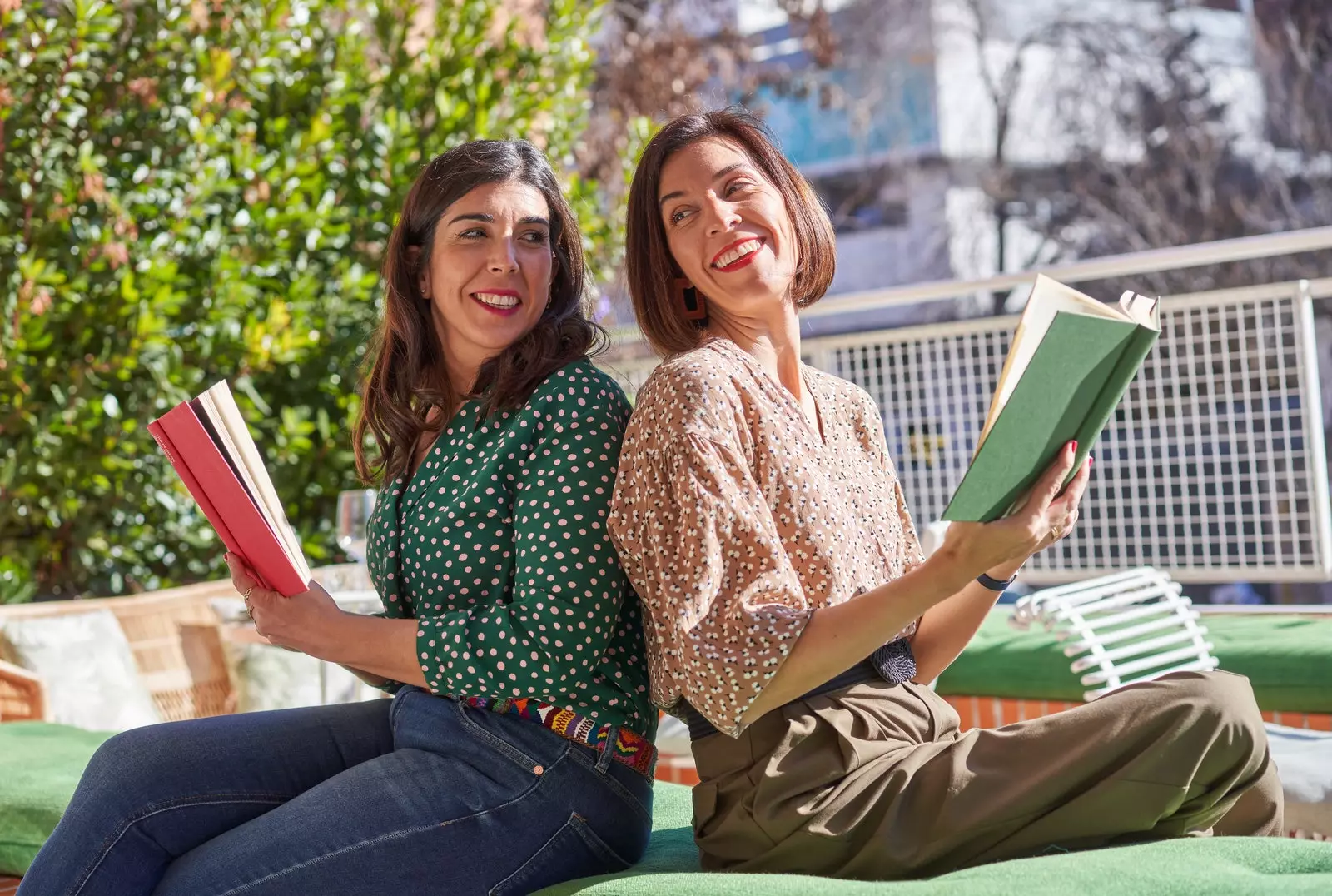 Patrisiya va Izabel Greta Libros con Garbo asoschilari.