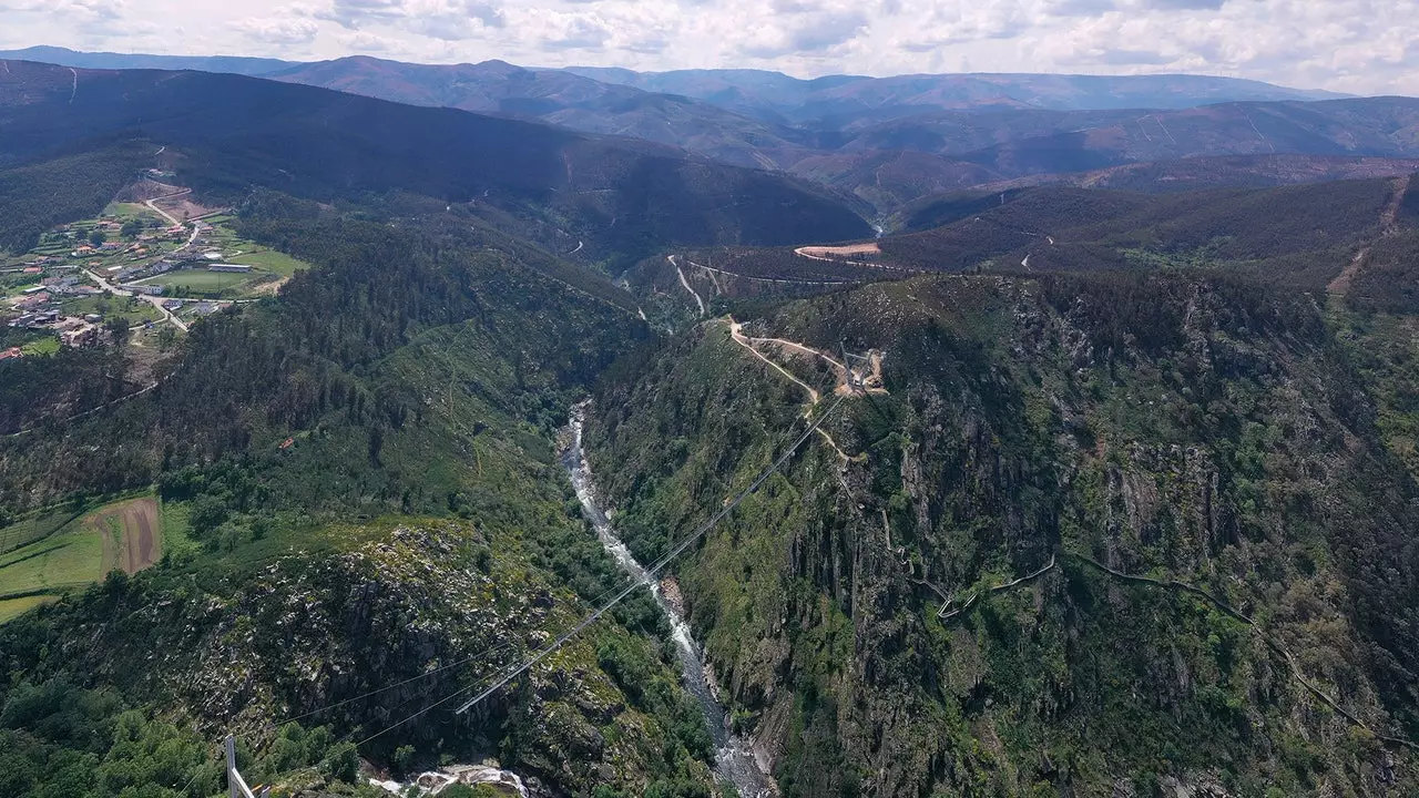 Jambatan gantung pejalan kaki terpanjang di dunia dibuka di Portugal