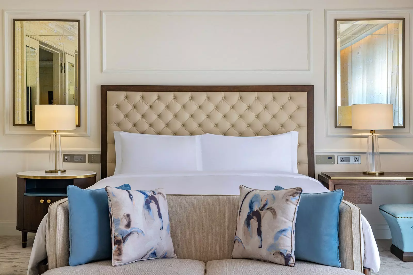 A cama king-size do novo The RitzCarlton Amman.