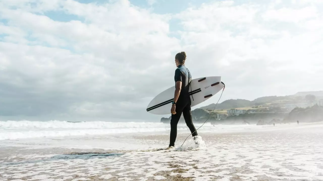 Sé cheantar cois cósta áit ar féidir leat maireachtáil ar stair na surfála sa Spáinn